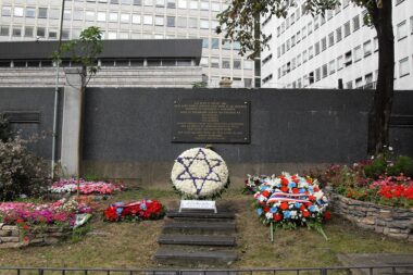 Memorial garden at the former Vel d'Hiv location (Wikimedia Commons)