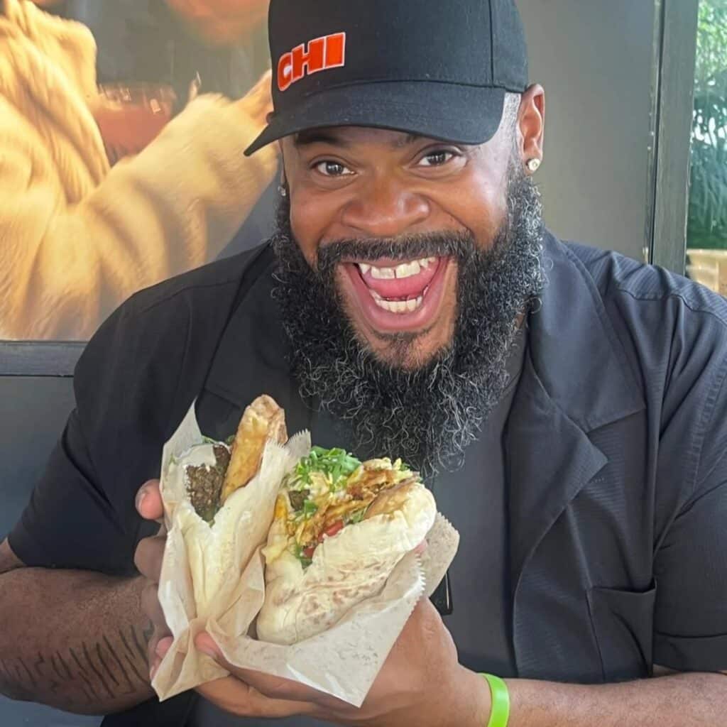 Caresnone tries shwarma in Tel Aviv (courtesy)