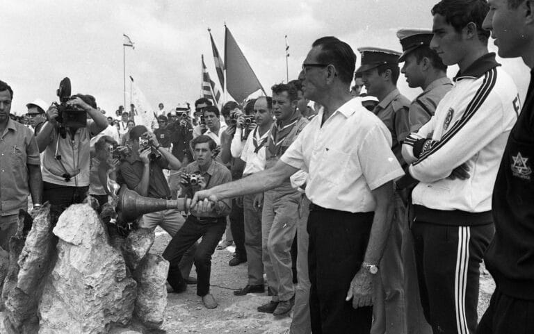 Yosef Yekutieli lighteng the torch of the eighth Maccabiah Games in 1969 (Wikimedia Commons)