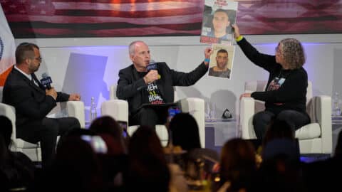 Freed hostages Keith and Aviva Siegel held up pics of hostages they hope will be freed in their interview at the JPost conference. (Perry Bindelglass)