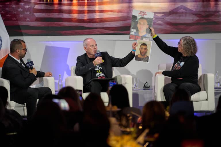 Freed hostages Keith and Aviva Siegel held up pics of hostages they hope will be freed in their interview at the JPost conference. (Perry Bindelglass)