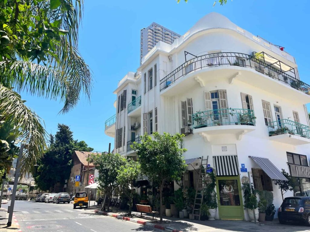 Bauhaus building with a flower shop on a corner of Neve Tzedek. Photo by Isabelle Rosen