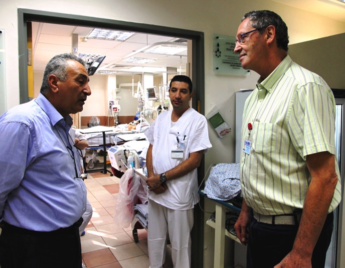 Dr. Kamal Al-Labwani speaks with Ziv Medical Center staff. (Ziv Medical Center)